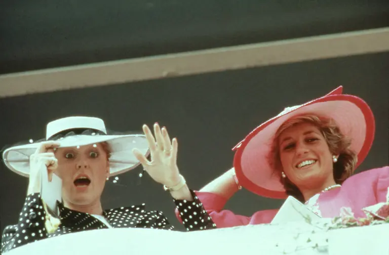 DUCHESS-OF-YORK-SARAH-FERGUSON-Fergie-and-PRINCESS-DIANA-Diana-Spencer-1987-Courtesy-Everett-Collection-PUBLICATIONxINxGERxSUIxAUTxONLY-Copyright-xCourtesyxEverettxCollectionx-PSDPRDI-EC002