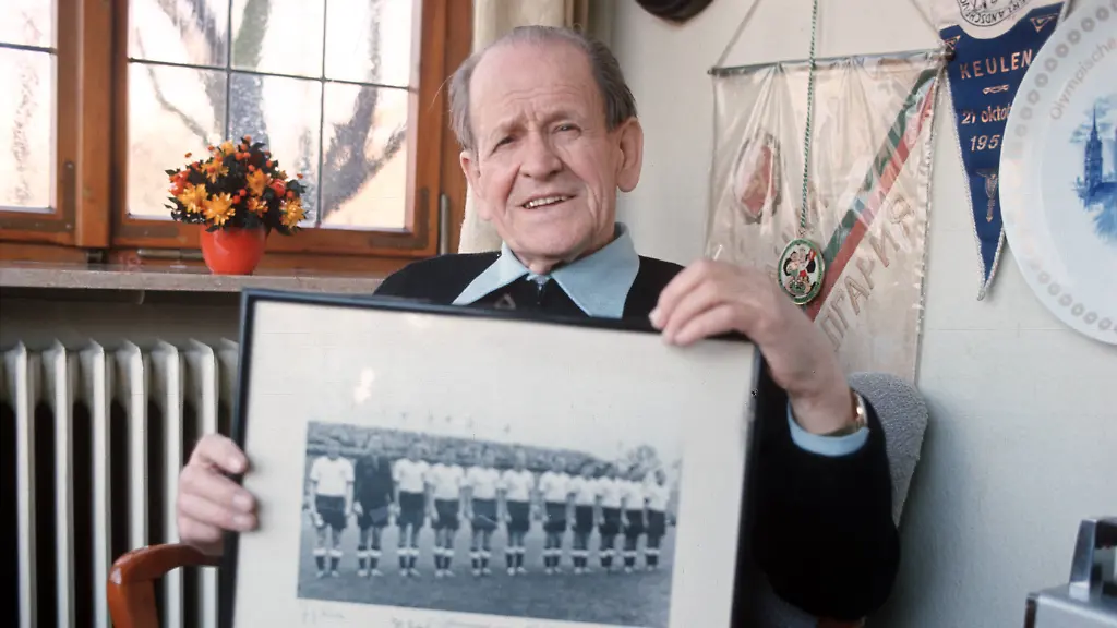 Altbundestrainer-Sepp-Herberger-BR-Deutschland-mit-Bild-der-WM-Mannschaft-von-1954-Altbundestrainer-Sepp-Herberger-BR-Germany-with-Picture-the-World-Cup-Team-from-1954