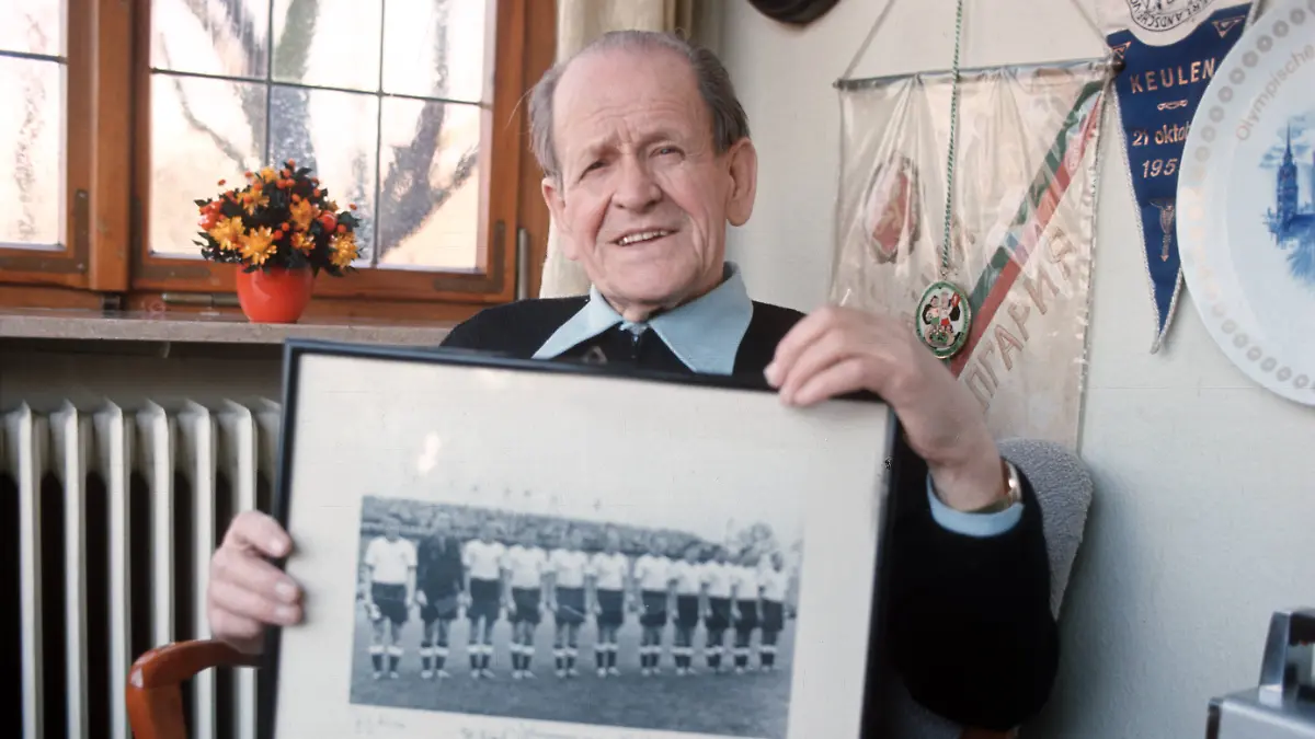 Altbundestrainer-Sepp-Herberger-BR-Deutschland-mit-Bild-der-WM-Mannschaft-von-1954-Altbundestrainer-Sepp-Herberger-BR-Germany-with-Picture-the-World-Cup-Team-from-1954