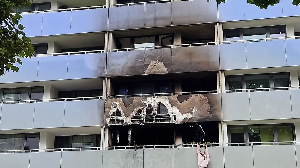 Bei-einem-Feuer-mitten-in-einem-grossen-Mehrfamilienhaus-in-Erkrath-sind-acht-Menschen-verletzt-worden