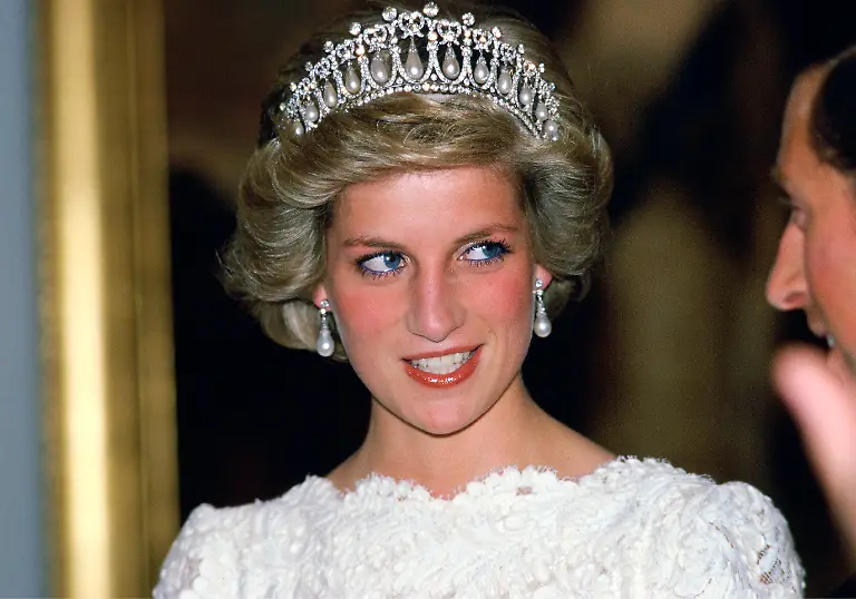 WASHINGTON-UNITED-STATES-NOVEMBER-11-Diana-Princess-Of-Wales-Talking-To-Her-Husband-During-A-Visit-To-The-British-Embassy-The-Princess-Is-Wearing-A-Taffeta-And-Lace-Gown-With-A-Scalloped-Neckline-Designed-By-Murray-Arbeid-With-Queen-Mary-s-Diamond-And-Pearl-Tiara-A-Present-From-The-Queen