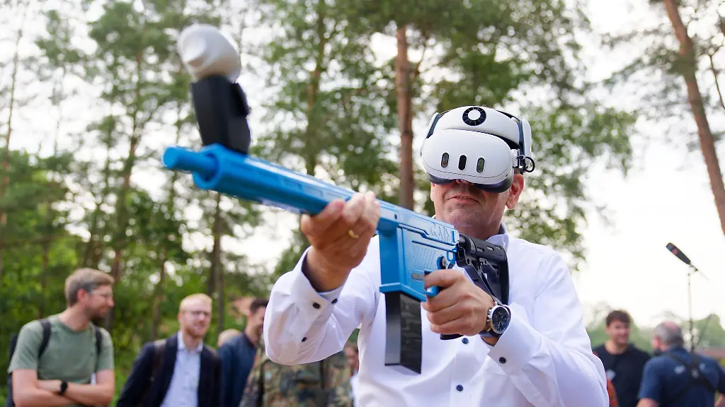 Mit-einem-Uebungsgewehr-und-einer-Virtual-Reality-Brille-uebt-Regierungschef-Lies-virtuell-den-Abschuss-feindlicher-Drohnen