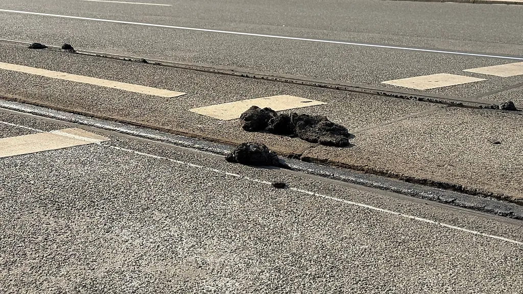 In-der-Hitze-ist-Bitumen-weich-geworden-und-klebt-wie-zaehes-Kaugummi-an-Schienen-und-Raedern-der-Strassenbahnen-Archivbild