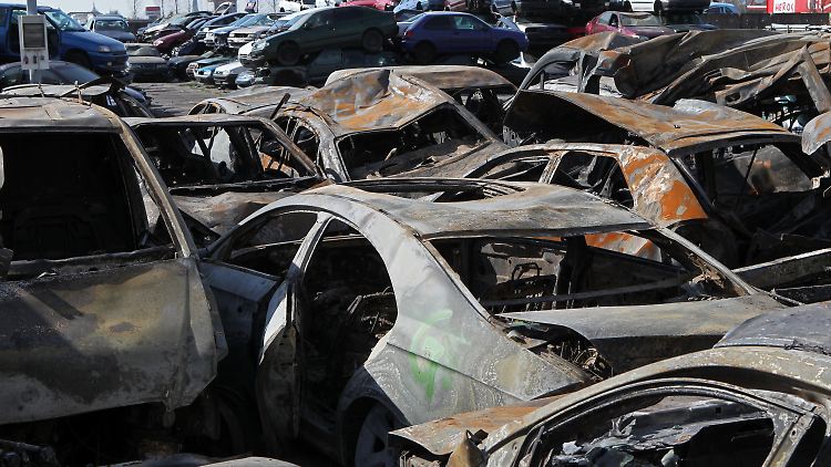Auf dem Geländes eines Autoverwerters nahe Rostock stehen die ausgebrannten Wracks der Massenkarambolage auf der A19.