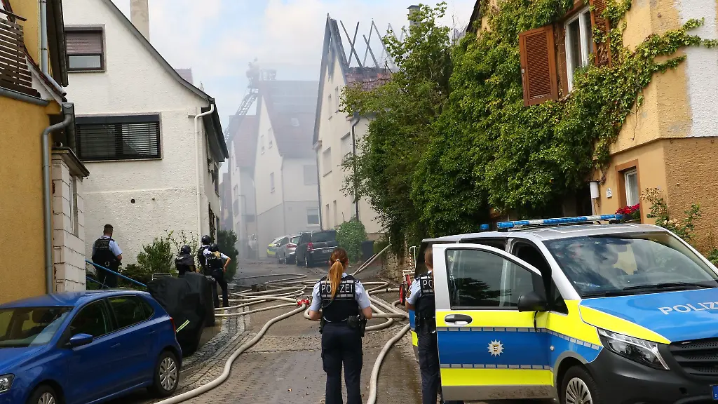 Der-Brand-eines-Dachstuhls-hat-einen-groesseren-Einsatz-ausgeloest