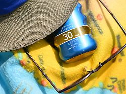 Sonnencreme Schuetzt Uns Vor UV Strahlung Kann Aber Hartnaeckige Flecken Auf Kleidung Hinterlassen