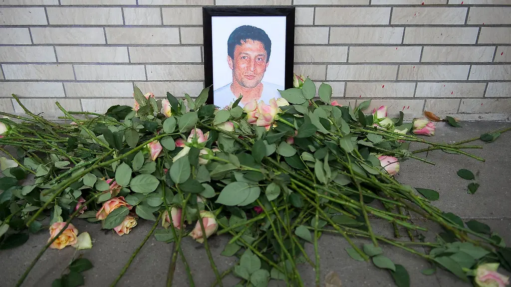 Die-Hamburgische-Buergerschaft-hat-der-Ermordung-des-Kaufmanns-Sueleyman-Taskoeprue-vor-25-Jahren-durch-den-NSU-gedacht