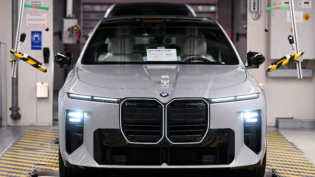 Die-neue-BMW-7er-Modellreihe-wird-im-Werk-Dingolfing-gefertigt