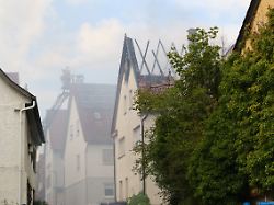 Großeinsatz der Polizei: Dachstuhl in Ingersheim ausgebrannt – zündete Mieter Brandsatz?