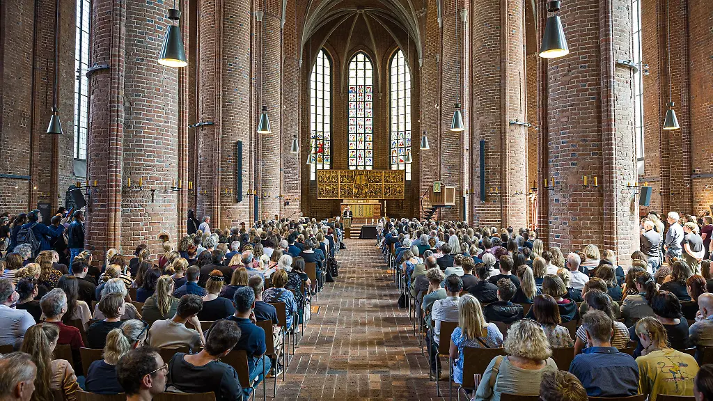 Menschen-nehmen-in-der-Marktkirche-in-Hannover-an-einer-Andacht-fuer-die-in-Stade-Getoeteten-teil