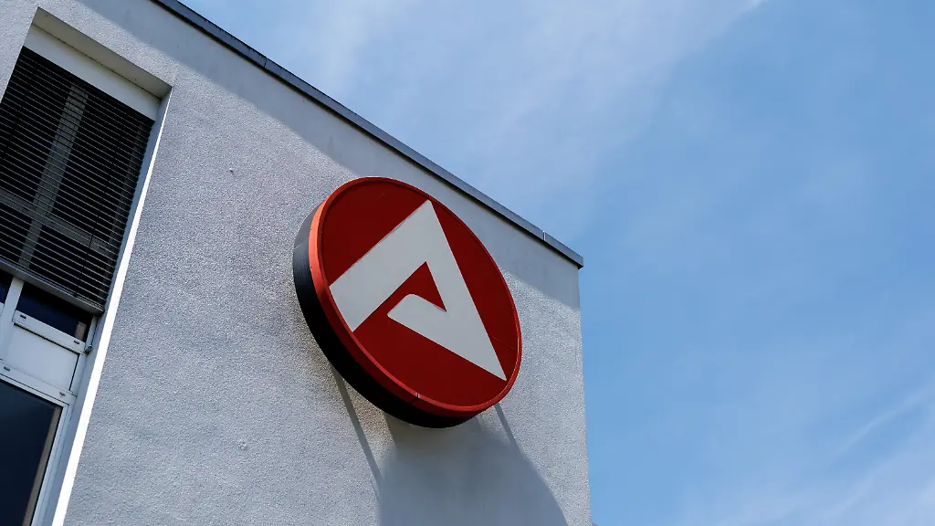 Das-Logo-der-Agentur-fuer-Arbeit-ist-am-Behoerdengebaeude-der-Agentur-fuer-Arbeit-in-Hof-an-der-Saale-Bayern-zu-sehen