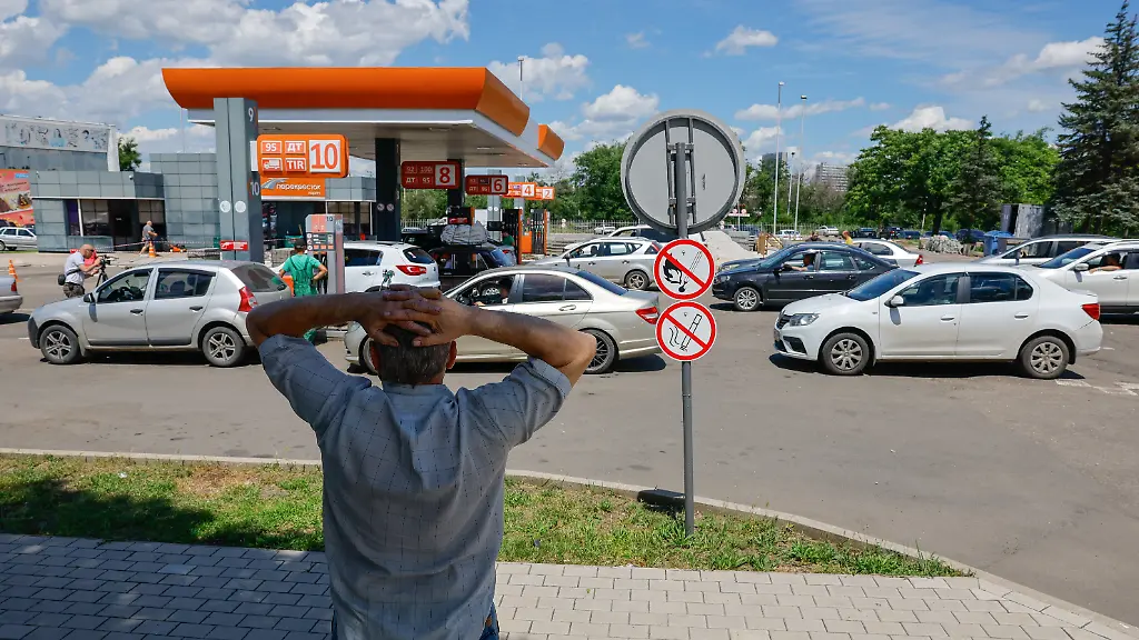 Cars-queue-to-refuel-at-a-gas-station-after-restrictions-on-petrol-sales-were-introduced-to-avert-fuel-shortages-in-the-region-in-the-course-of-the-Russia-Ukraine-conflict-in-Donetsk-a-Russian-controlled-city-of-Ukraine-June-16-2026
