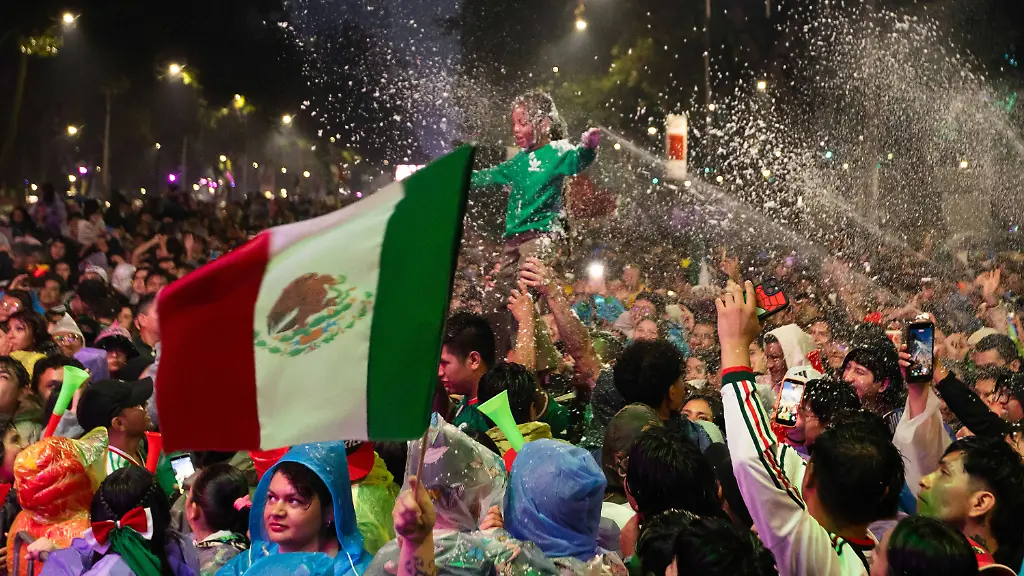 June-30-2026-Mexico-City-Mexico-Fans-of-the-Mexican-national-team-Nationalteam-watched-the-2026-FIFA-World-Cup-WM-Weltmeisterschaft-Fussball-match-between-Mexico-and-Ecuador-on-public-screens-along-the-Paseo-de-la-Reforma-in-Mexico-City-where-Mexico-secured-a-2Aa0-victory-following-the-win-they-continued-the-celebration-in-the-city-s-streets