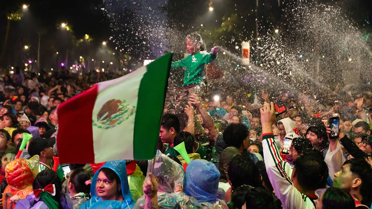 June-30-2026-Mexico-City-Mexico-Fans-of-the-Mexican-national-team-Nationalteam-watched-the-2026-FIFA-World-Cup-WM-Weltmeisterschaft-Fussball-match-between-Mexico-and-Ecuador-on-public-screens-along-the-Paseo-de-la-Reforma-in-Mexico-City-where-Mexico-secured-a-2Aa0-victory-following-the-win-they-continued-the-celebration-in-the-city-s-streets