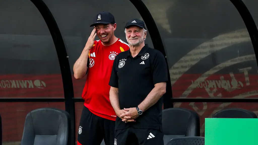 Fussball-Nationalmannschaft-vor-dem-Spiel-gegen-Curacao-Bundestrainer-Julian-Nagelsmann-l-Deutschland-und-Rudi-Voeller-Direktor-Nationalmannschaft-Deutschland-scherzen-waehrend-der-ersten-Trainingseinheit-der-deutschen-Nationalmannschaft-auf-dem-Gelaende-der-Wake-Forest-University