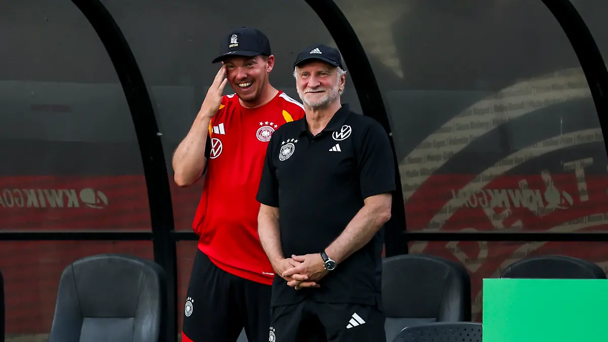 Fussball-Nationalmannschaft-vor-dem-Spiel-gegen-Curacao-Bundestrainer-Julian-Nagelsmann-l-Deutschland-und-Rudi-Voeller-Direktor-Nationalmannschaft-Deutschland-scherzen-waehrend-der-ersten-Trainingseinheit-der-deutschen-Nationalmannschaft-auf-dem-Gelaende-der-Wake-Forest-University