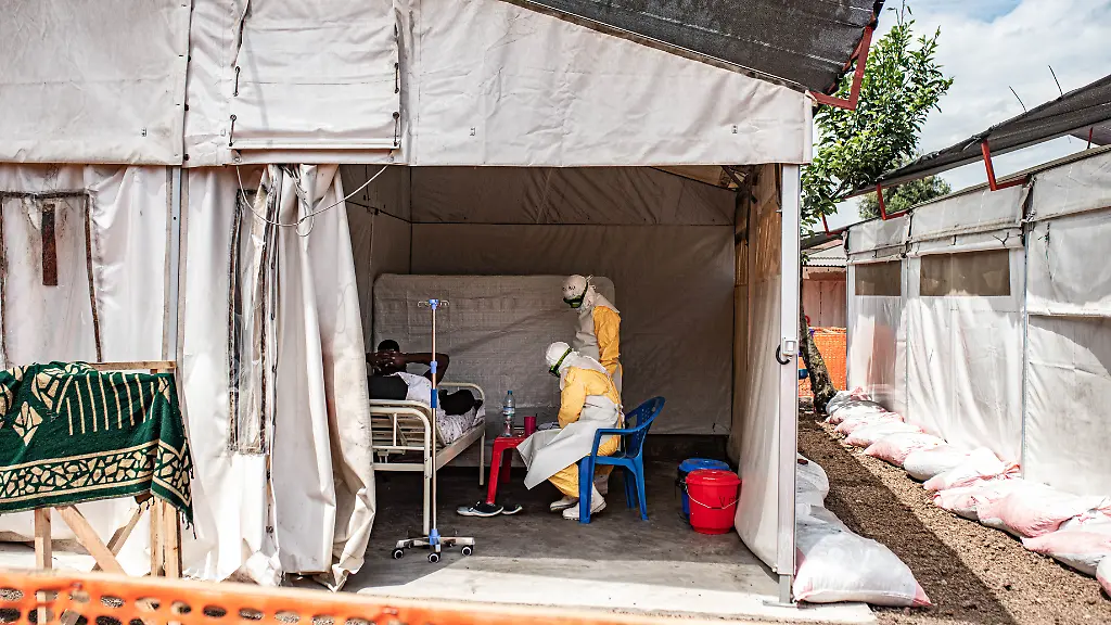 Mitarbeiter-der-Hilfsorganisation-Aerzte-ohne-Grenzen-MSF-arbeiten-in-der-Provinz-Ituri-im-Einsatz-gegen-die-Ebola-Epidemie-Der-Ebola-Ausbruch-in-der-Demokratischen-Republik-Kongo-weitet-sich-aus