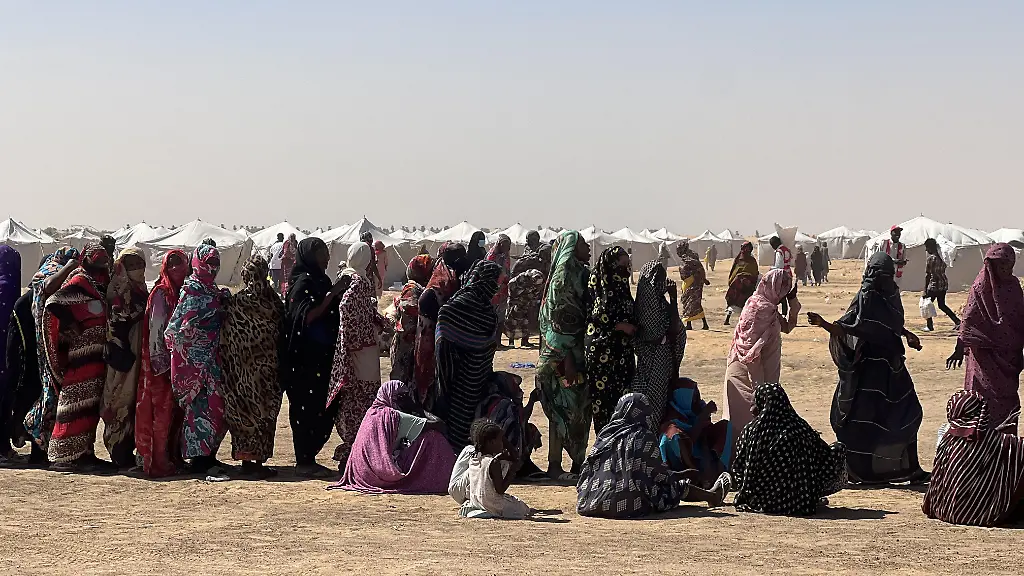 AL-DABBAH-SUDAN-NOVEMBER-14-Sudanese-people-displaced-from-El-Fasher-and-other-conflict-affected-areas-receive-aid-distributed-in-cooperation-with-the-Turkish-Red-Crescent-and-the-Sudanese-Red-Crescent-at-the-El-Afadh-camp-in-Al-Dabbah-in-SudanAeos-Northern-State-on-November-14-2025-Tens-of-thousands-of-Sudanese-have-been-displaced-due-to-clashes-in-the-region-following-the-fall-of-the-city-of-El-Fasher-in-western-Sudan-to-the-Rapid-Support-Forces-RSF-on-October-26