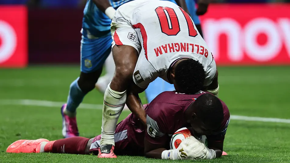 FIFA-World-Cup-WM-Weltmeisterschaft-Fussball-2026-Round-of-32-England-vs-DR-Congo-Jude-Bellingham-of-England-reacts-to-goalkeeper-Lionel-Mpasi-of-DR-Congo-during-the-FIFA-World-Cup-2026-Round-of-32-match-England-against-Democratic-Republic-of-Congo-in-Atlanta-USA-01-July-2026