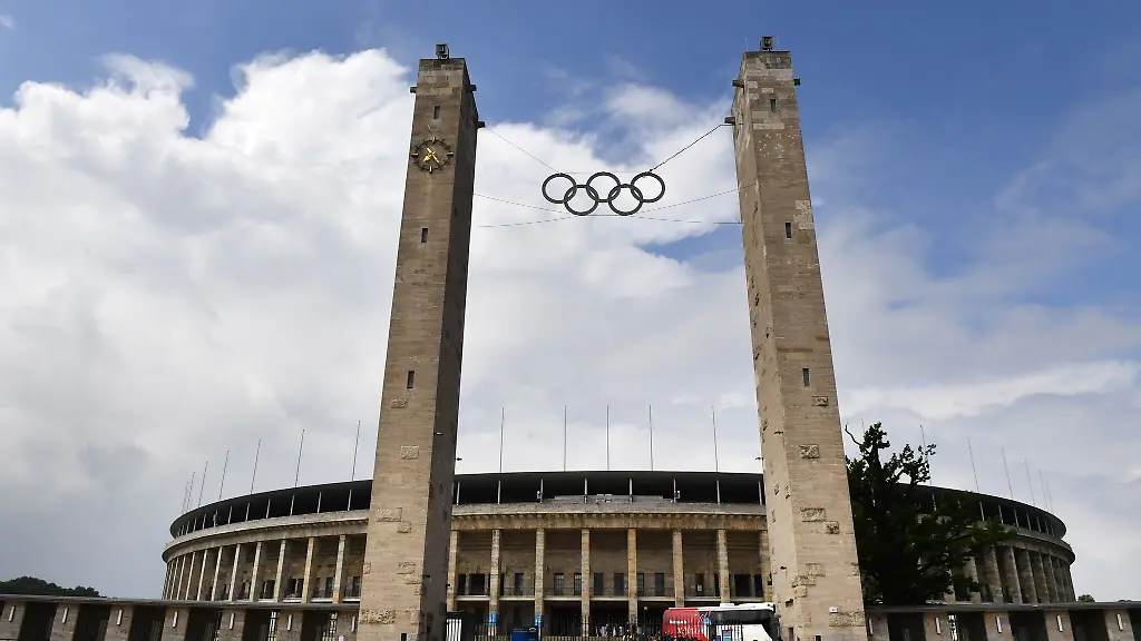 Vor-dem-Konzert-der-Foo-Fighters-kam-im-Olympiastadion-in-Berlin-Besorgnis-wegen-schlechten-Wetters-auf