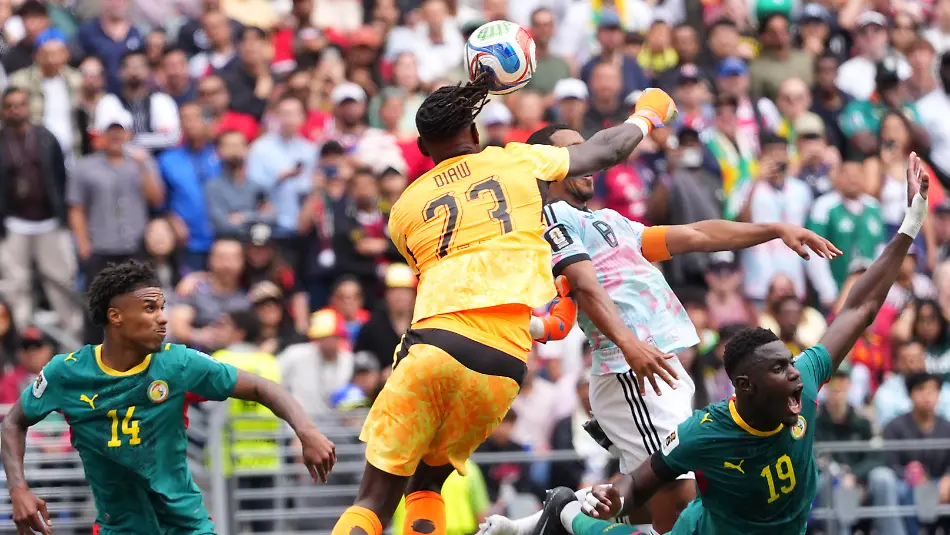 Fussball-Maenner-WM-2026-Belgien-Senegal-Finalrunde-Sechzehntelfinale-Seattle-Stadion-Der-Belgier-Youri-Tielemans-2vr-erzielt-gegen-Senegals-Torhueter-Mory-Diaw-2vl-das-Tor-zum-2-2