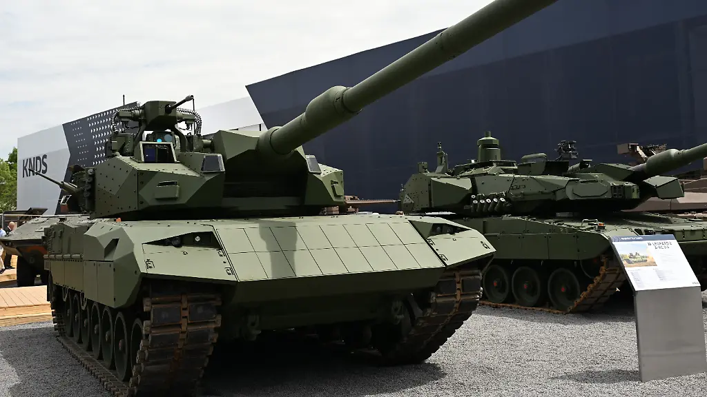 Ein-Leopard-Kampfpanzer-des-Modells-2-A-RC-3-0-steht-auf-dem-Messestand-des-Ruestungskonzerns-KNDS-bei-der-Ruestungsmesse-Eurosatory-Der-deutsch-franzoesische-Konzern-praesentiert-auf-dem-Branchentreff-Panzer-und-andere-Ruestungsgueter