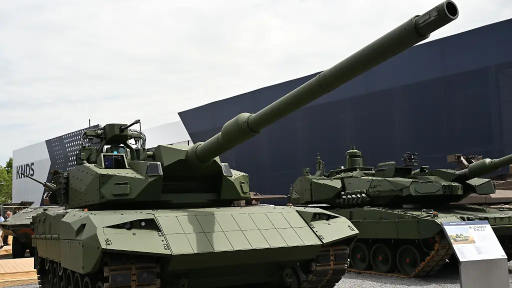 Ein-Leopard-Kampfpanzer-des-Modells-2-A-RC-3-0-steht-auf-dem-Messestand-des-Ruestungskonzerns-KNDS-bei-der-Ruestungsmesse-Eurosatory-Der-deutsch-franzoesische-Konzern-praesentiert-auf-dem-Branchentreff-Panzer-und-andere-Ruestungsgueter