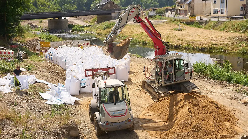 Bagger-rollen-fuer-die-Gewaesserwiederherstellung-an-der-Ahr