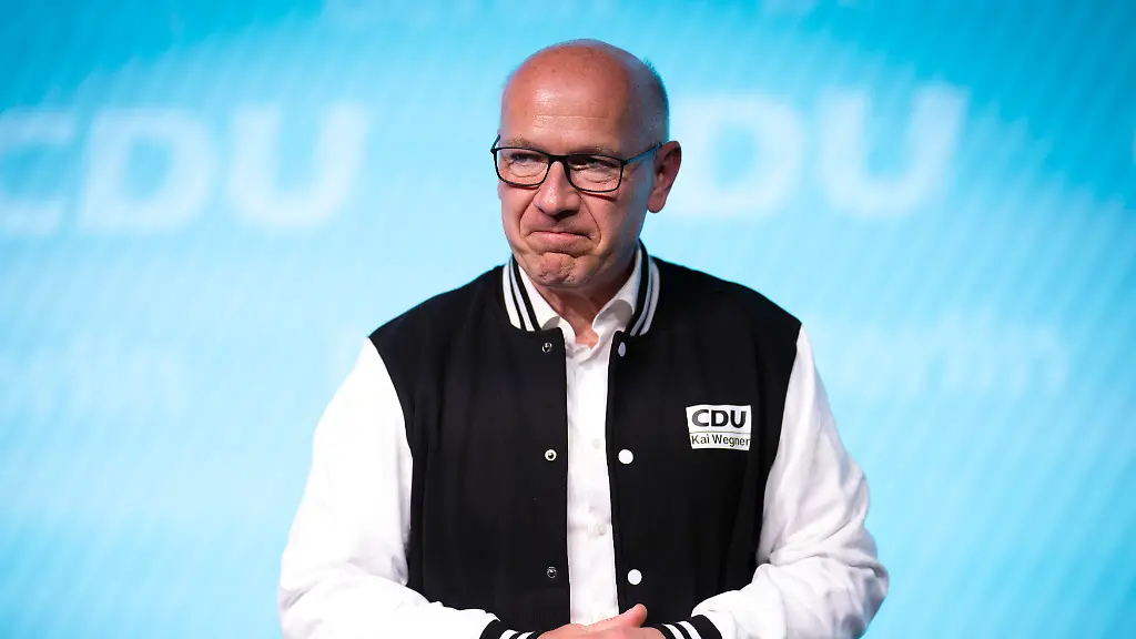 DEU-Deutschland-Germany-Berlin-09-06-2026-Kai-Wegner-Landesvorsitzender-der-Berliner-CDU-und-Regierender-Buergermeister-von-Berlin-mit-Geschenk-einer-College-Jacke-nach-seiner-Wahl-als-Spitzenkandidat-auf-dem-Parteitag-der-Berliner-CDU-unter-dem-Motto-Berlin-Wird-mit-der-Wahl-zum-Spitzenkandidaten-fuer-die-Abgeordnetenhauswahl-am-20