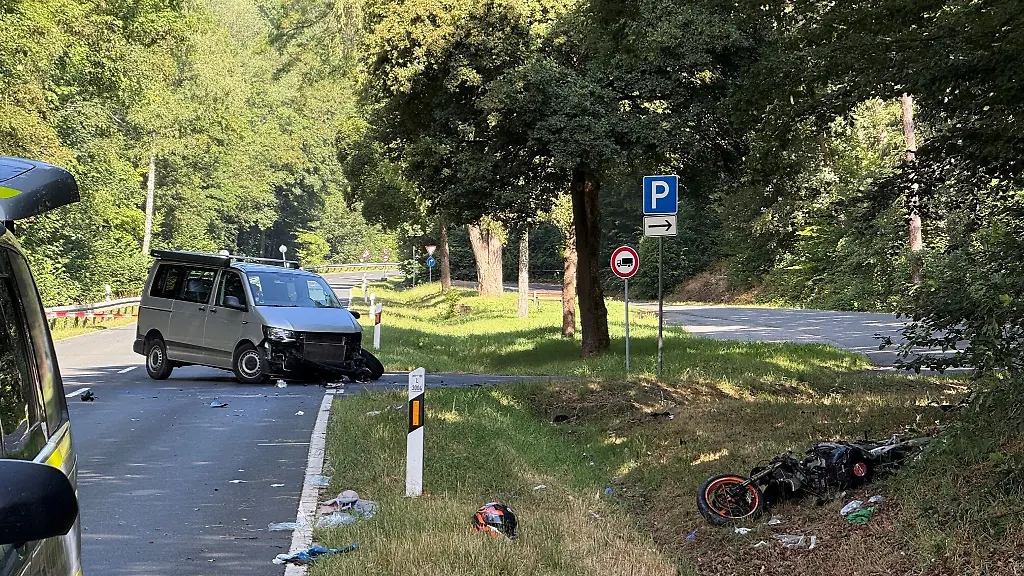 Der-Motorradfahrer-und-seine-Beifahrerin-wurden-laut-Polizei-bei-dem-Unfall-lebensgefaehrlich-verletzt