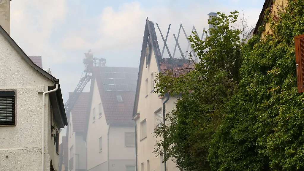 Nach-dem-Brand-ist-das-Haus-moeglicherweise-einsturzgefaehrdet