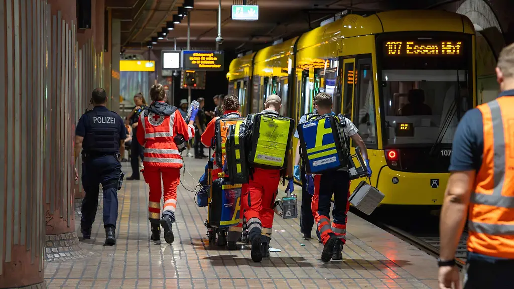 Einsatzkraefte-haben-sich-noch-am-Bahnsteig-um-die-verletzte-Frau-gekuemmert