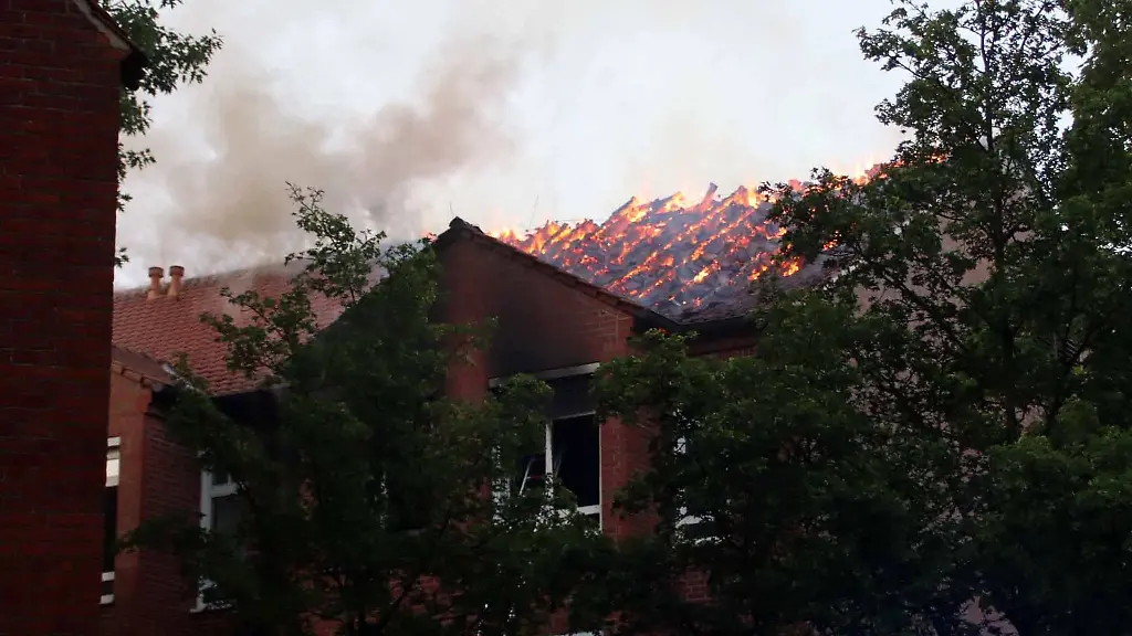 Bei-einem-Dachstuhlbrand-eines-Krankenhauses-in-Ludwigslust-sind-zwei-Menschen-gestorben