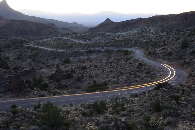 USA-United-States-America-Arizona-Route-66-Oatman-Sitgrave-Pass-desert-road-traffic-lights