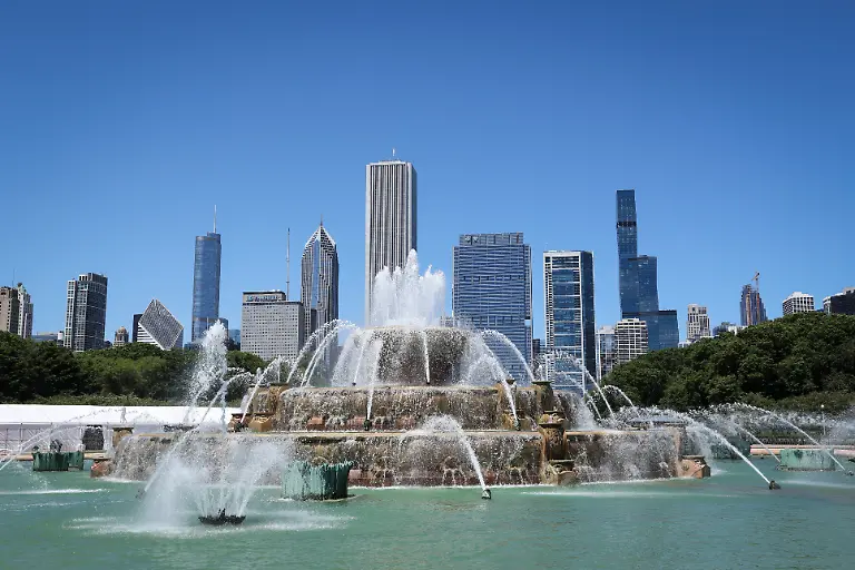 Blick-ueber-den-Buckingham-Brunnen-im-Grant-Park-auf-die-Skyline-der-Innenstadt-von-Chicago-Am-6-Juni-spielt-die-deutsche-Nationalmannschaft-vor-dem-Start-der-Fussball-Weltmeisterschaft-ihr-letztes-Testspiel-gegen-die-USA-in-Chicago