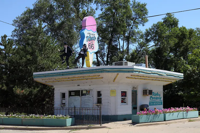 geography-travel-USA-Illinois-Joliet-Rich-Creamy-Eisstand-Route-66-Park-Broadway