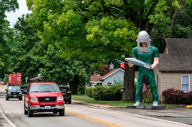 Gemini-Giant-statue-on-Route-66-next-to-Launching-Pad-Drive-In-entrance-to-the-town-of-Wilmington-Illinois
