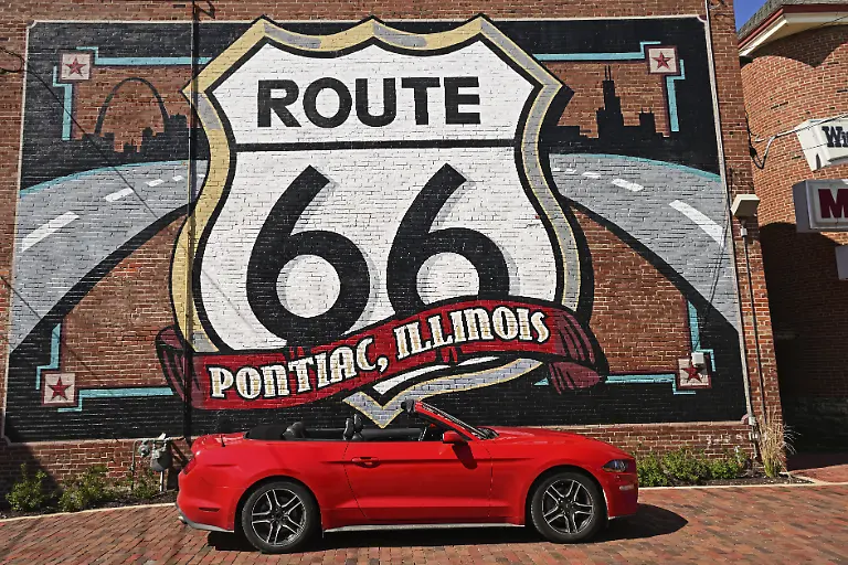 Roter-Ford-Mustang-Cabriolet-vor-der-Wandmalerei-mit-dem-Motiv-Route-66-Pontiac-Illinoi