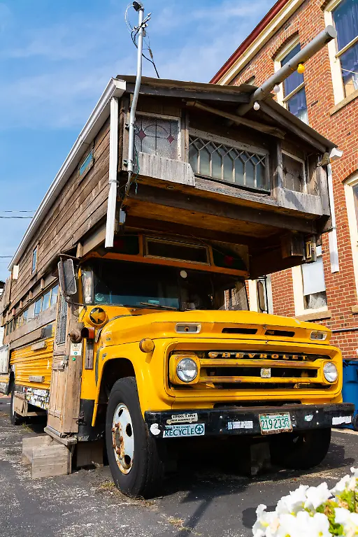 Bob-Waldmire-s-School-Bus-Pontiac-Illinois-United-States-September-23rd-2020-Bob-Waldmire-s-School-Bus-parked-at-the-Route-66-museum