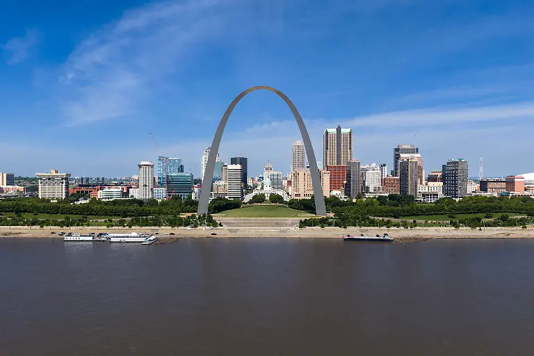 eine-Luftansicht-des-Gateway-Arch-in-St-Louis-ein-630-Fuss-Edelstahl-Denkmal-bildet-eine-glaenzende-Katarkurve-gegen-den-Himmel-Ueber-den-Mississippi-Fluss-hinweg-symbolisiert-er-die-US-Westausweitung-und-zieht-unzaehlige-Besucher