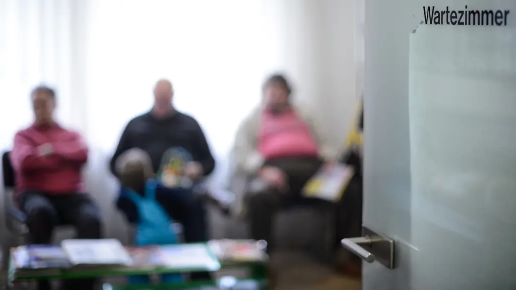 Patienten-warten-im-Wartezimmer-einer-Arztpraxis