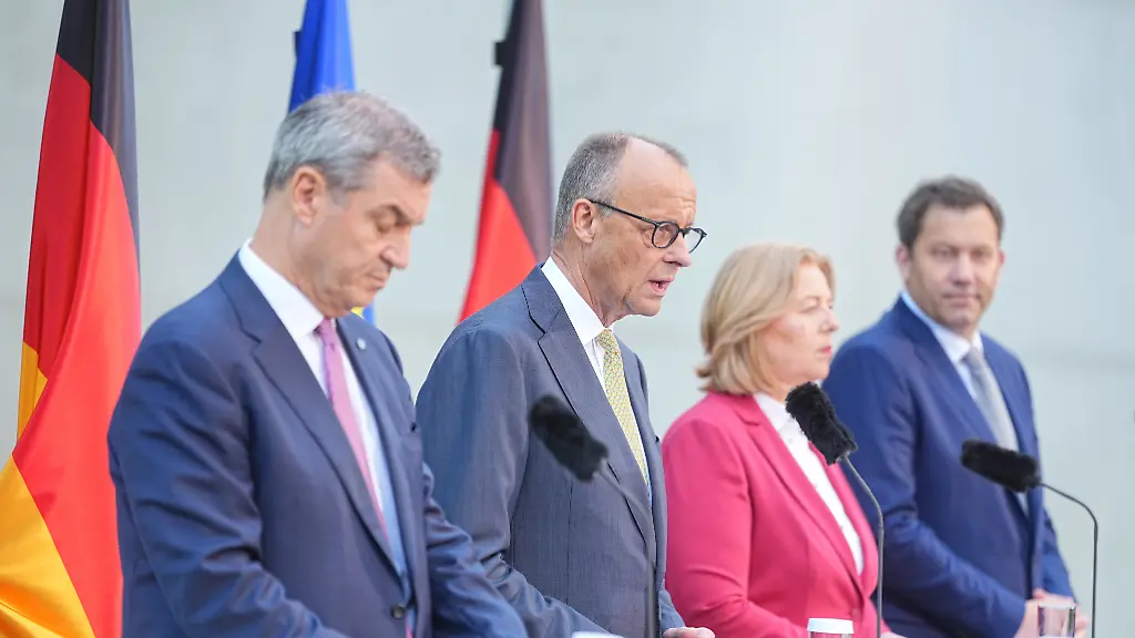 Markus-Soeder-CSU-l-r-Ministerpraesident-von-Bayern-und-CSU-Vorsitzender-Bundeskanzler-Friedrich-Merz-CDU-Baerbel-Bas-SPD-Bundesministerin-fuer-Arbeit-und-Soziales-und-Lars-Klingbeil-SPD-Bundesminister-der-Finanzen-geben-im-Garten-des-Kanzleramtes-eine-Pressekonferenz-nach-der-Sitzung-des-Koalitionsausschusses-Die-Spitzen-von-Union-und-SPD-stellen-die-Reformvorhaben-der-Bundesregierung-vor
