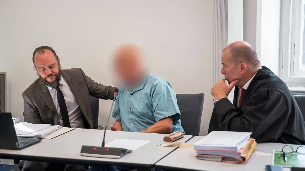 Die-Verteidiger-des-Mannes-Christian-Barthelmes-l-und-Thomas-Drehsen-r-hatten-fuer-den-74-Jaehrigen-einen-Freispruch-aus-Mangel-an-Beweisen-gefordert