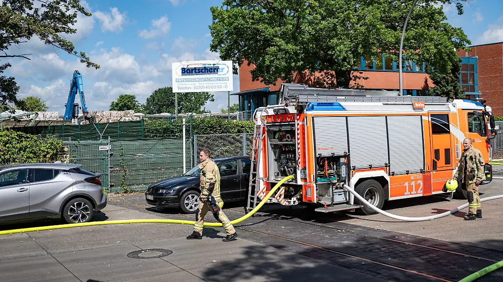 Die-Feuerwehr-loescht-einen-Brand-in-einem-Recyclinghof