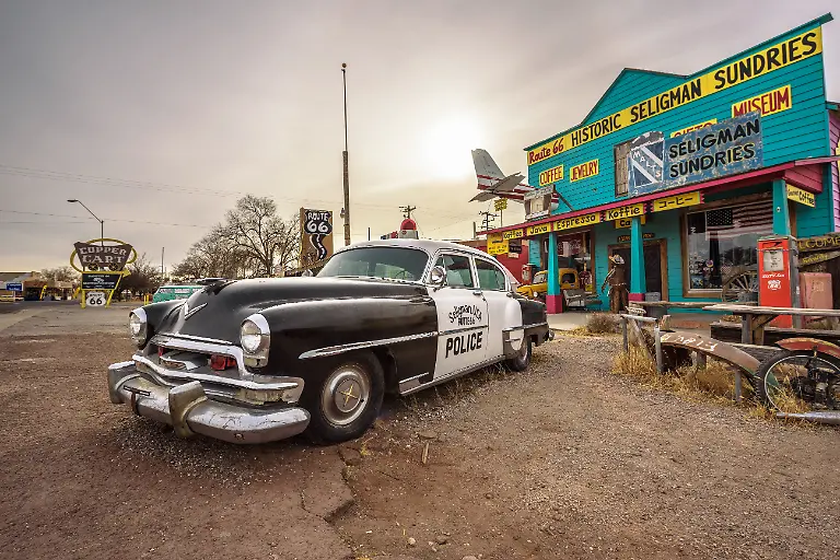 Seligman-Arizona-USA-January-2-2018-Vintage-Chrysler-New-Yorker-police-car-parks-in-front-of-a-souvenir-shop-on-historic-route-66-in-Arizona