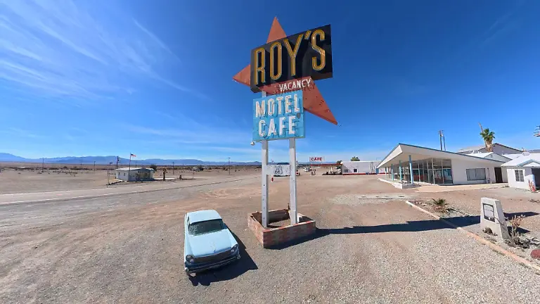 Roys-Cafe-und-Motel-eroeffnetes-im-Jaehr-1938-Das-im-Jahr-1959-errichtete-Werbeschild-wurde-zu-einem-Wahrzeichen-der-Route-66-Amboy-Kalifornien-USA-Vereinigte-Staaten-von-Amerika-14-02