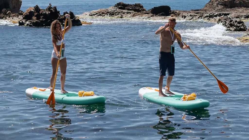 Stand-Up-Paddling-verbindet-Bewegung-Naturerlebnis-und-Entspannung-und-zaehlt-deshalb-zu-den-beliebtesten-Freizeitaktivitaeten-auf-dem-Wasser