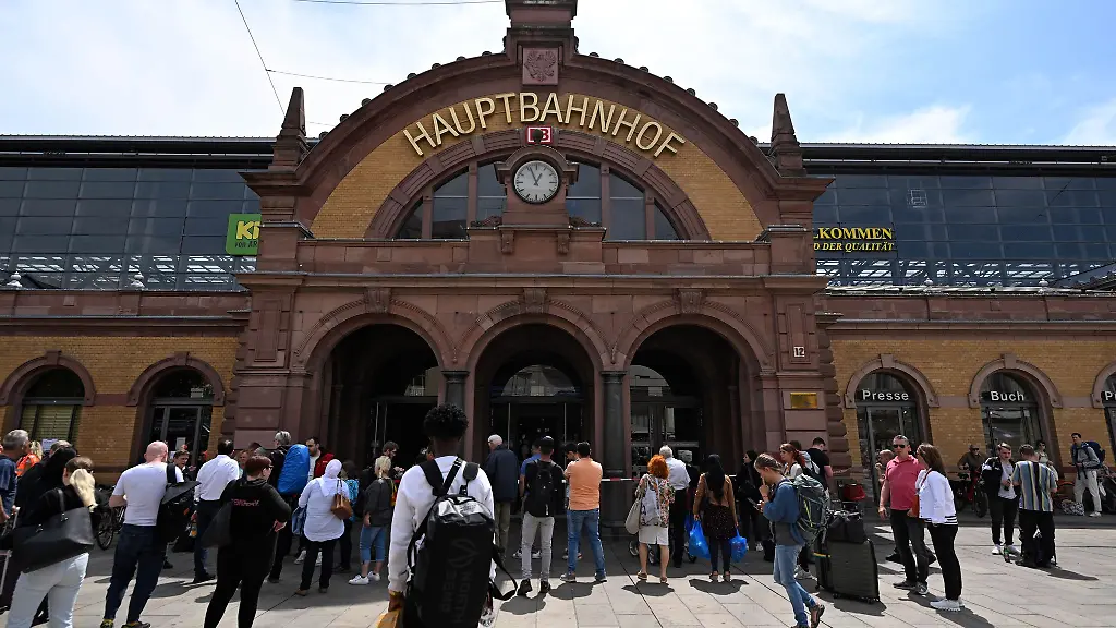 Die-Bundespolizei-rechnet-mit-einem-hohen-Aufkommen-bei-Bahnreisenden-am-kommenden-Wochenende-am-Erfurter-Bahnhof