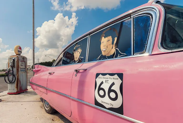 Alter-Strassenkreuzer-Auto-Cadillac-pink-rosa-Tankstelle-alt-historisch-Mobilitaet-Geschichte-Oklahoma-Route-66-USA-Nordamerika