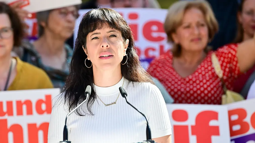 Linke-Spitzenkandidation-Elif-Eralp-hat-fuer-die-Abgeordnetenhauswahl-das-beste-Ergebnis-angekuendigt-das-die-Partei-in-Berlin-je-erreicht-hat